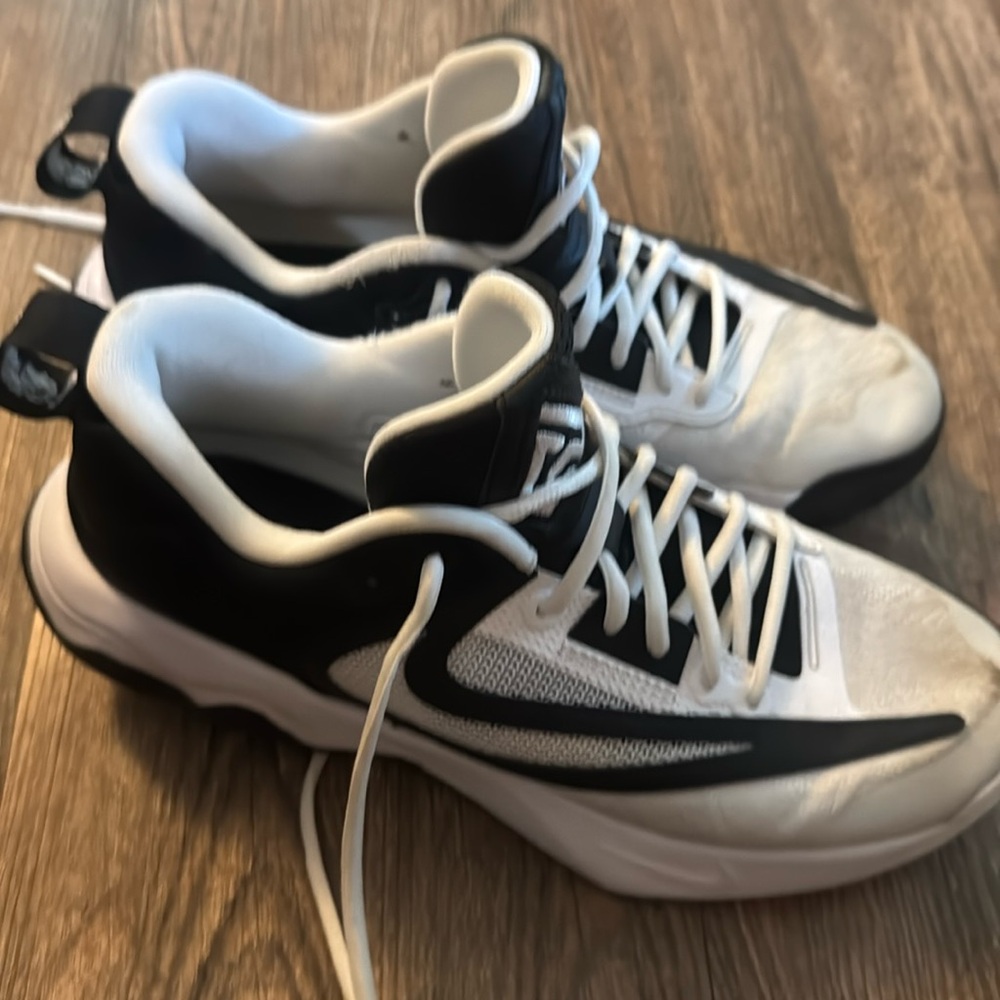 Giannis basketball sneakers men's size 8.5